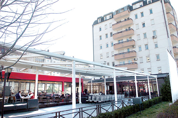 Грађани Новог Београда се жале: Кафеџије заузеле паркове